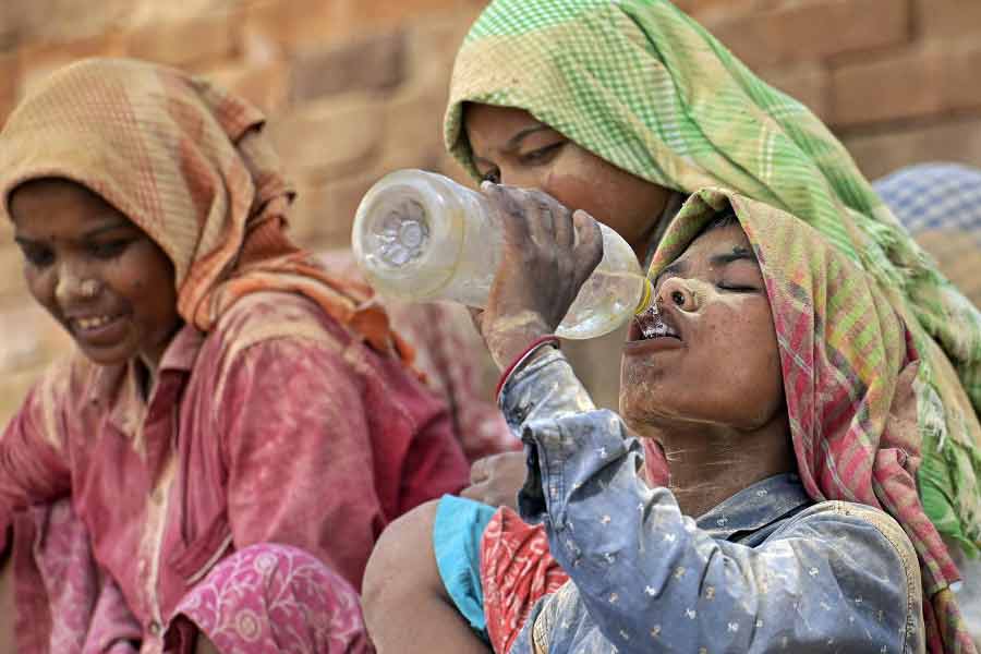তবে গরম বৃদ্ধির ফলে প্রভাব পড়বে লোকসভা নির্বাচনের উপর। ১৯ এপ্রিল থেকে ভোট শুরু। ভোটগণনা ৪ জুন। তীব্র গরমে যেন ভোটারেরা অসুস্থ হয়ে না পড়েন সে কারণে নির্বাচন কমিশনের তরফে গরমের হাত থেকে বাঁচতে নির্দেশিকা জারি করা হয়েছে।