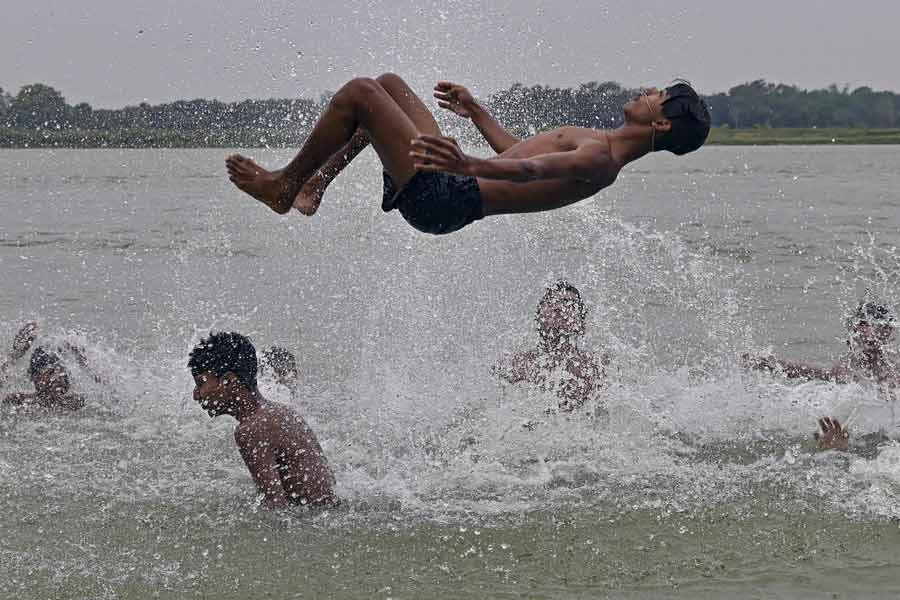 নাসার বিজ্ঞানীরা তাপপ্রবাহের পরিস্থিতি তৈরির নেপথ্যকারণ হিসাবে বিশ্ব উষ্ণায়নকে দায়ী করেছেন। তাপমাত্রা বৃদ্ধি পাওয়ার কারণে দাবানলের সৃষ্টি হতে পারে। বিদ্যুৎ এবং জলের সঙ্কটও দেখা দিতে পারে।