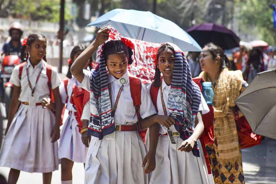 তবে তাপপ্রবাহের কারণে ভারতের অর্থনীতির উপর সুপ্রভাব পড়ার সম্ভাবনাও রয়েছে। বিশেষজ্ঞদের দাবি, ২০৩৭ সাল পর্যন্ত দেশ জুড়ে এতটাই গরম পড়তে পারে যে প্রতি ১৫ সেকেন্ডে একটি শীতাতপ নিয়ন্ত্রণ যন্ত্র বিক্রি হবে। এর ফলে ব্যবসার উন্নতি হবে।
