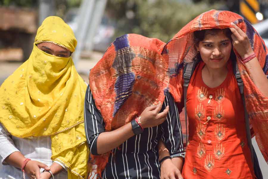 বিশেষজ্ঞদের একাংশের দাবি, সাম্প্রতিক কালে যে গতিতে তাপমাত্রা বৃদ্ধি পেয়ে চলেছে, তা বজায় থাকলে ২০৩০ সালের মধ্যে ভারতের জিডিপির পরিমাণ আড়াই থেকে সাড়ে চার শতাংশ কমে যেতে পারে। 