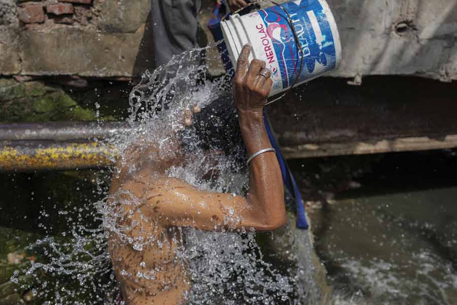 উত্তর ভারতের সব ক’টি রাজ্যের পাশাপাশি দেশের মোট ২২টি রাজ্য এবং একটি কেন্দ্রশাসিত এলাকায় তাপপ্রবাহের সতর্কবার্তা জারি করেছে হাওয়া অফিস।