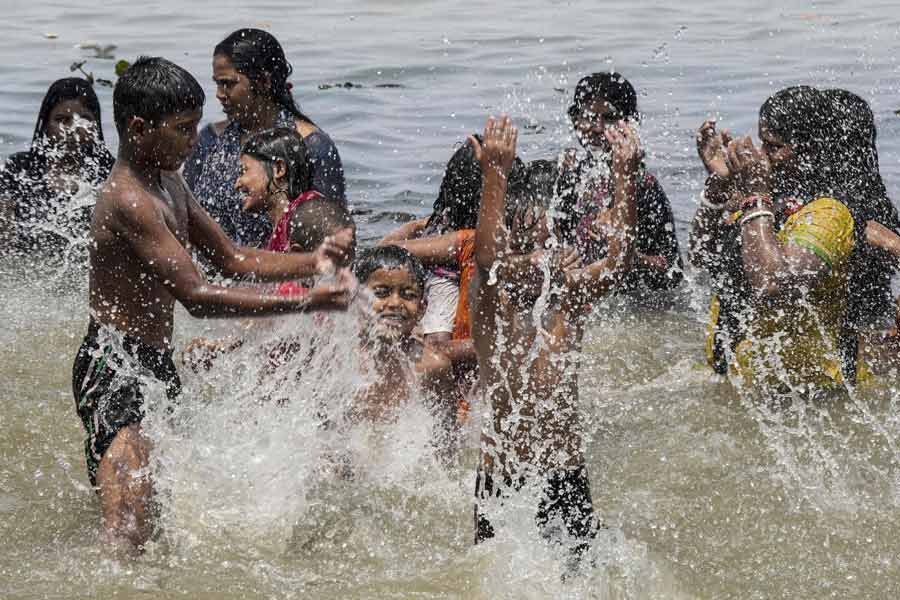 মানুষ যাতে প্রচণ্ড গরমে অস্থির না হয়ে পড়েন, সে জন্য মৌসম ভবন জারি করেছে ‘হিট ওয়েভ অ্যাডভাইসারি’। তাতে বিস্তারিত ভাবে জানানো হয়েছে, গরম থেকে বাঁচতে কী কী করতে হবে।