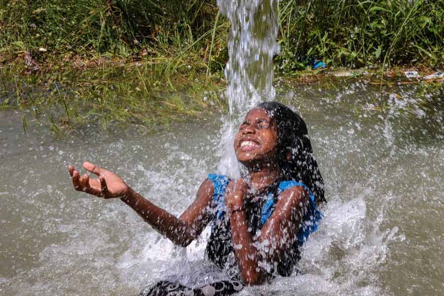 রাস্তায় বেরিয়ে বেশি ক্ষণ একটানা রোদে থাকা যাবে না। হালকা রঙের এবং হালকা সুতির বস্ত্র পরিধান করা বাঞ্ছনীয়। ছাতা ব্যবহার করা অথবা টুপি দিয়ে মাথা ঢেকে রাখা প্রয়োজন। পর্যাপ্ত জল পান করতে হবে। তার পাশাপাশি ওআরএস এবং লেবুর জল বেশি করে খাওয়ার পরামর্শ দেওয়া হয়েছে।