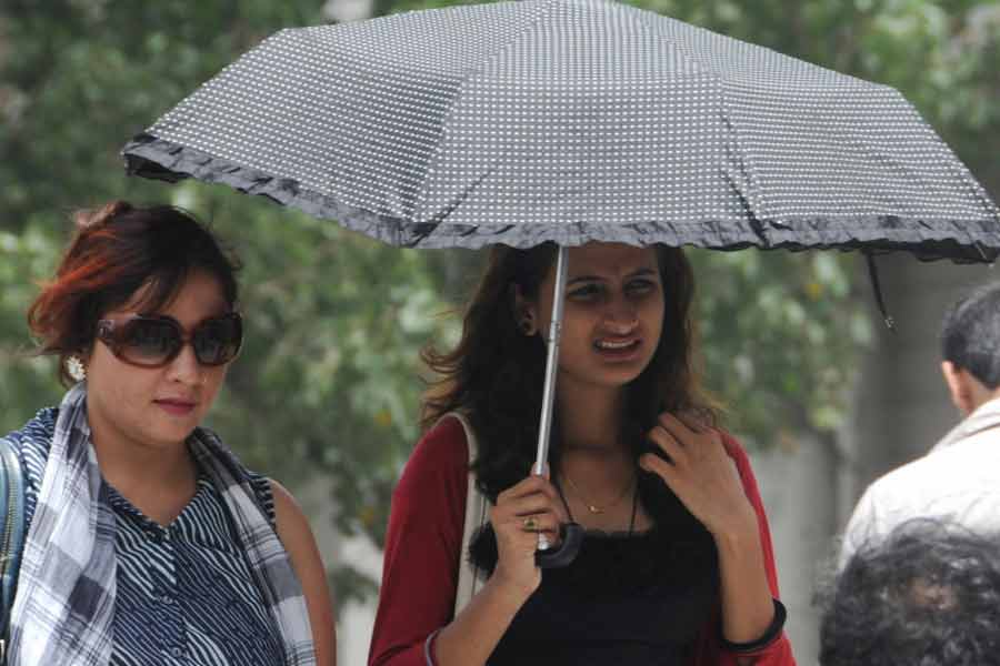 গাঙ্গেয় পশ্চিমবঙ্গের বেশ কিছু জেলার তাপমাত্রার পারদ ৪০ থেকে ৪২ ডিগ্রি সেলসিয়াস ছুঁতে পারে। দিনের তাপমাত্রা স্বাভাবিকের চেয়ে চার থেকে পাঁচ ডিগ্রি সেলসিয়াস বেশি থাকবে বেশ কয়েকটি জেলায়। বুধবার পুরুলিয়া, পশ্চিম বর্ধমান, পশ্চিম মেদিনীপুর জেলার কিছু এলাকায় তাপপ্রবাহের সতর্কবার্তা জারি করা হয়েছে। 