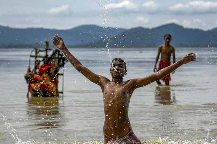 বৃহস্পতিবার এই তিন জেলার পাশাপাশি তাপপ্রবাহের পরিস্থিতি তৈরি হতে পারে বাঁকুড়া, ঝাড়গ্রাম এবং পূর্ব মেদিনীপুর জেলায়। শুক্রবার পুরুলিয়া, বাঁকুড়া, পূর্ব বর্ধমান, পশ্চিম বর্ধমান, পূর্ব মেদিনীপুর, পশ্চিম মেদিনীপুর, ঝাড়গ্রাম, উত্তর ২৪ পরগনা এবং দক্ষিণ ২৪ পরগনা জেলায় তাপপ্রবাহের সতর্কবার্তা দেওয়া হয়েছে। বেশ কিছু এলাকায় ‘লু’ বইবার আশঙ্কাও রয়েছে। এই জেলাগুলিতে তাপপ্রবাহের পরিস্থিতি থাকতে পারে শনিবার পর্যন্ত।