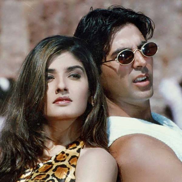 নব্বইয়ের দশকে বড় পর্দায় অক্ষয় কুমারের সঙ্গে রবিনার জু়টি জনপ্রিয় হয়ে ওঠে। পর্দার পিছনেও তাঁদের প্রেমের সম্পর্ক দানা বাঁধতে শুরু করে। বলিপাড়া সূত্রে খবর, ১৯৯৪ সালে ‘মোহরা’ ছবিটি মুক্তির পরেই নাকি অক্ষয় এবং রবিনা সম্পর্কে আসেন।