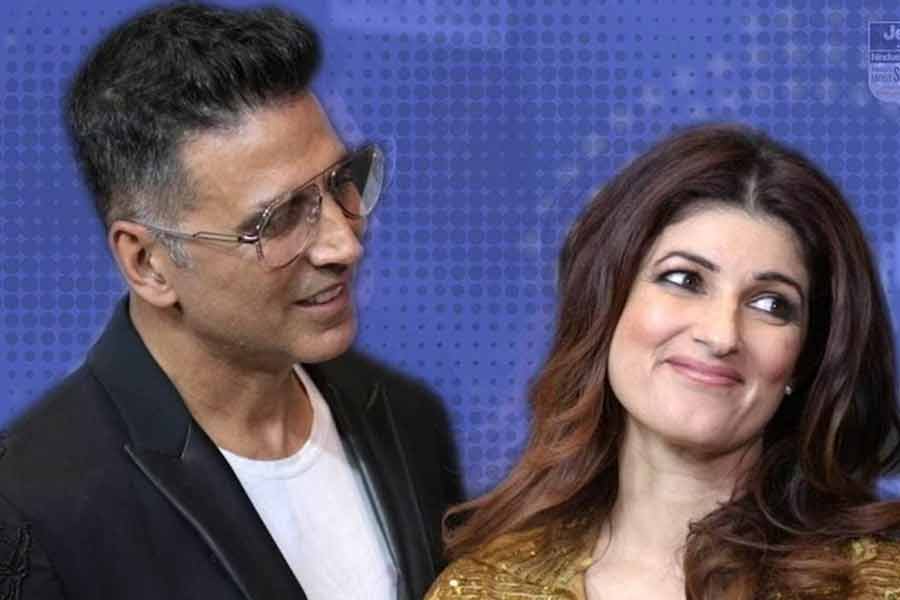 ২০০১ সালে বলি অভিনেত্রী টুইঙ্কল খন্নাকে বিয়ে করেন অক্ষয়। অন্য দিকে অক্ষয়ের বিয়ের তিন বছর পর গাঁটছড়া বাঁধেন রবিনা।