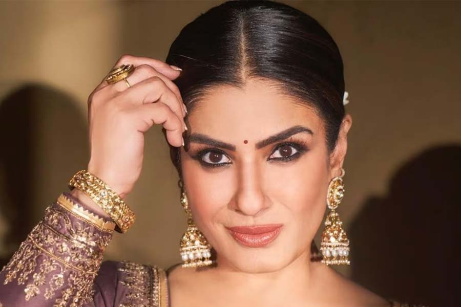 রবিনার কথায়, ‘‘আমার মনে হয়েছিল পূজা এবং ছায়াকে (রবিনার দত্তক নেওয়া দুই কন্যাসন্তান) আমি ভাল ভাবে বাঁচার সুযোগ দিতে পারব। ওদের যত্নে বড় করতে পারব। তাই ২১ বছর বয়সে ওদের দত্তক নিই আমি।’’