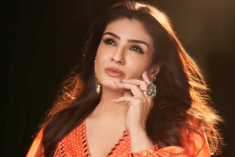 রবিনার পাশাপাশি তাঁর দুই দত্তক কন্যাকে সামলানোর দায়িত্ব পালন করেছেন অভিনেত্রীর বাবা-মাও। সাক্ষাৎকারে এমনটাই জানান তিনি।