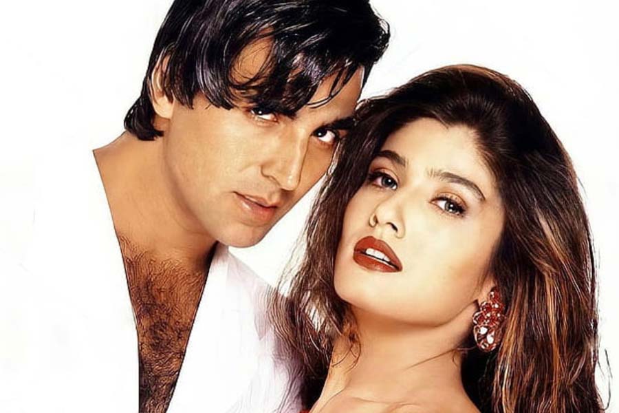 রবিনার দাবি, অক্ষয়ের সঙ্গে বিচ্ছেদের পর তাঁকে নিয়ে এমন গুজব রটেছিল, যা দেখে তিনি নিজেই অবাক হয়ে গিয়েছিলেন। অভিনেত্রী বলেন, ‘‘তখন পত্রিকায় তারকাদের ব্যক্তিগত জীবন সম্পর্কে লেখা হত। তার মধ্যে কতখানি অসত্য মেশানো রয়েছে তা কেউ জানতে পারতেন না। পত্রিকার পাঠকসংখ্যা বৃদ্ধির জন্য নানা রকম চর্চা করা হত।’’