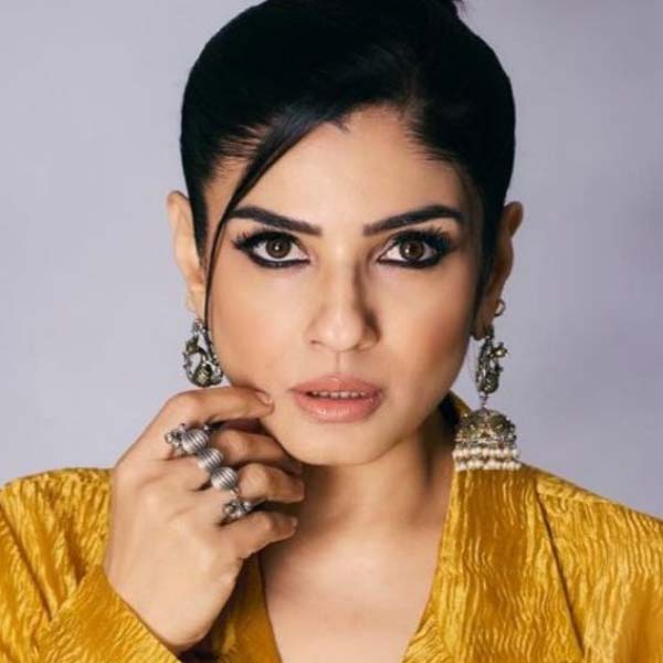 রবিনা জানান, পূজা এবং ছায়াকে দত্তক নেওয়ার আগে তারা রবিনার বাড়ির কাছেই থাকত। কিন্তু দু’জনের সঙ্গে ভাল আচরণ করা হত না। রবিনা সিদ্ধান্ত নিয়েছিলেন যে বয়স হলে তাদের দু’জনকে ওই পরিস্থিতি থেকে রক্ষা করবেন। তাই দু’জনকে দত্তক নেন তিনি।