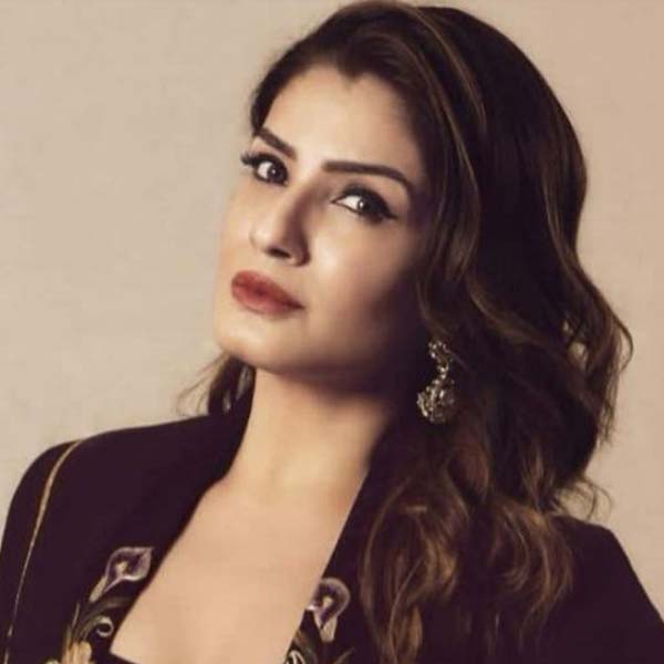 ‘মোহরা’, ‘দিলওয়ালে’, ‘লাডলা’, ‘আন্দাজ আপনা আপনা’, ‘খিলাড়িয়ো কা খিলাড়ি’, ‘বড়ে মিঞা ছোটে মিঞা’, ‘দুলহে রাজা’র মতো একের পর এক হিন্দি ছবিতে অভিনয় করে বলিপাড়ার সর্বোচ্চ উপার্জনকারী অভিনেত্রীদের তালিকায়ও নাম লিখিয়ে ফেলেন তিনি।