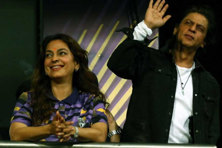 picture of Juhi Chawla and Shah Rukh Khan