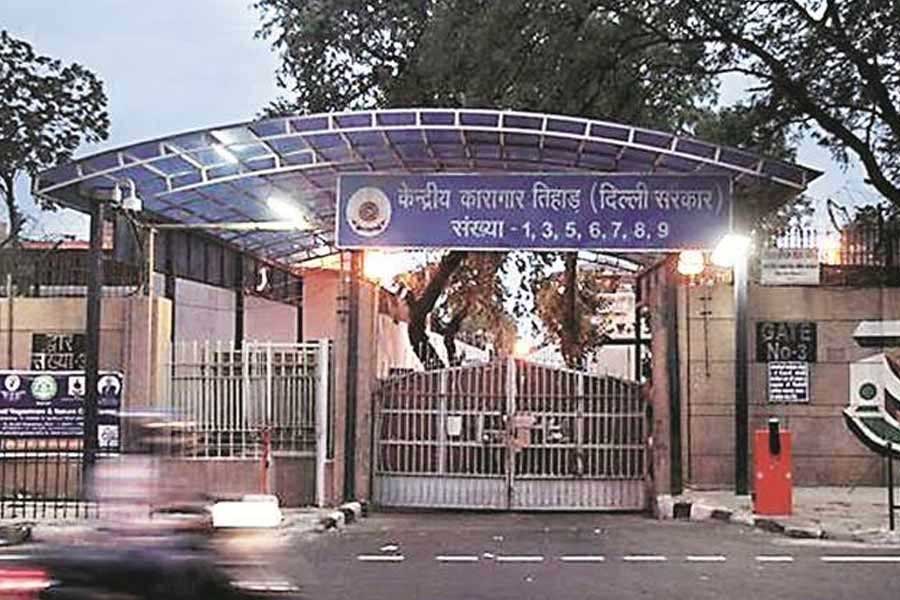 Who are Delhi CM Arvind Kejriwal's neighbours in Tihar Jail