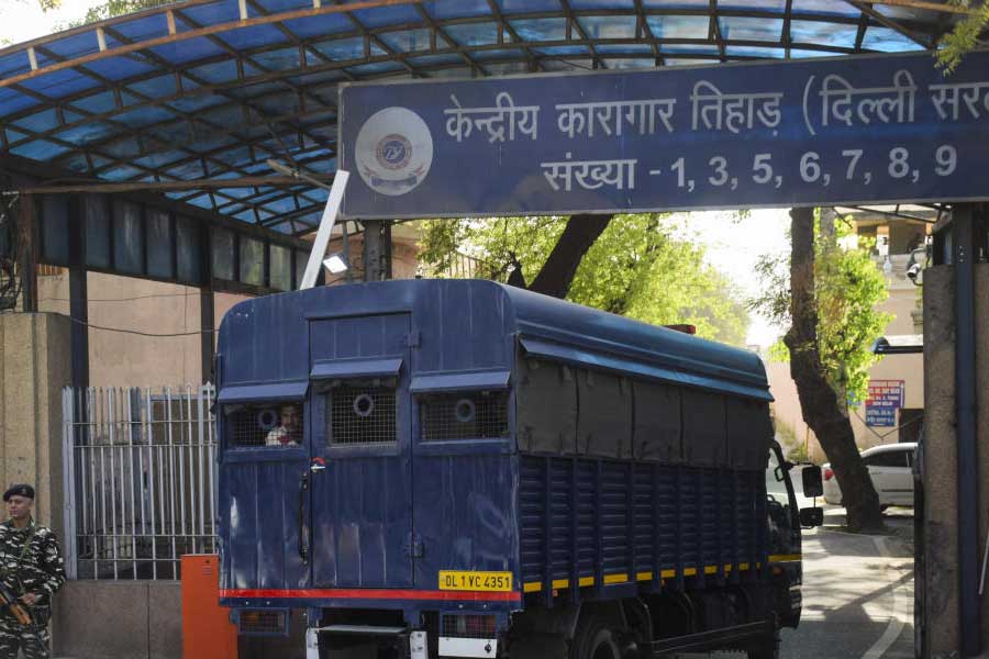 Who are Delhi CM Arvind Kejriwal's neighbours in Tihar Jail