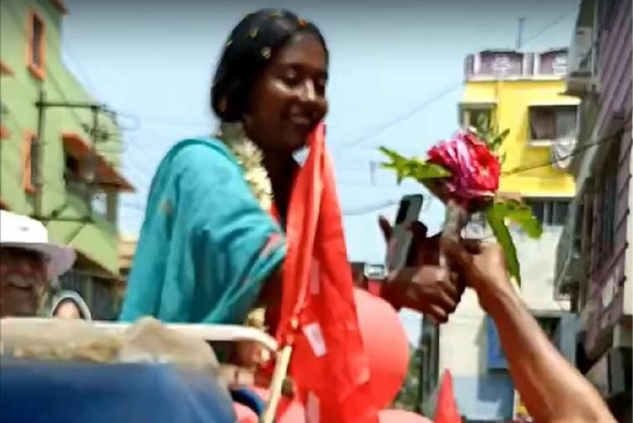 হিন্দ মোটরে প্রচারে শ্রীরামপুর কেন্দ্রের সিপিএম প্রার্থী দীপ্সিতা ধর।