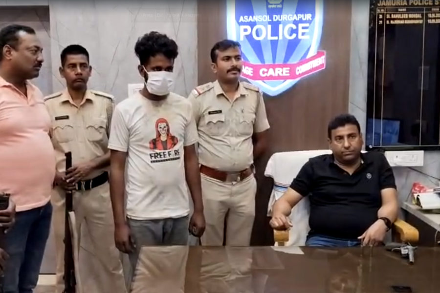 Police arrested one accused of illegal arms smuggling during naka checking in Asansol