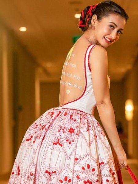 Fans fell in love with Monami Ghosh's glamorous gown, Shayari written on the back dgtl