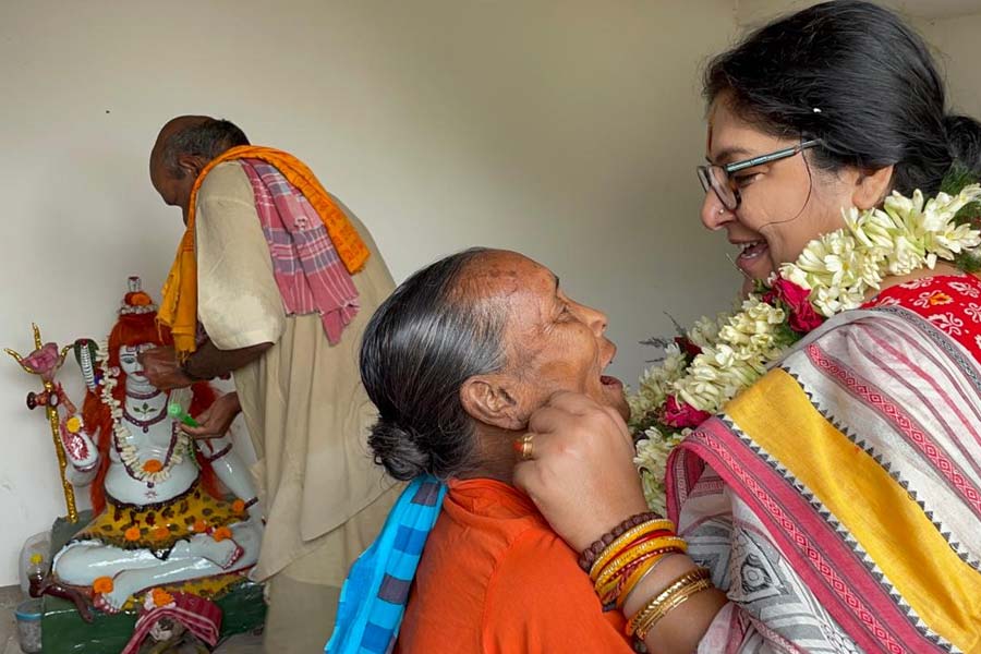 Bjp candidate cum MP Hoogly Locket Chatterjee have been visiting all the temples of her constituency