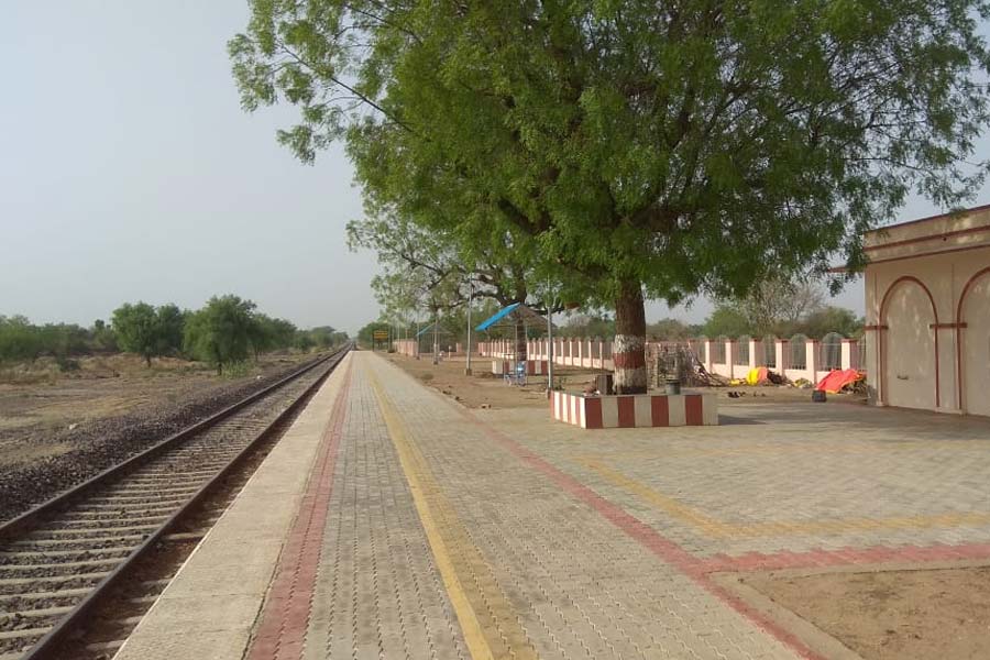 ২০০৫ সালে রশিদপুর খোরি গ্রামের স্টেশনটি বন্ধ করে দেওয়ার সিদ্ধান্ত নেয় রেল। ওই স্টেশন থেকে যে পরিমাণ আয় হত সে তুলনায় রক্ষণাবেক্ষণের খরচ বেশি পড়ত। সব মিলিয়ে রেলের কাছে লোকসানের খাতায় নাম লিখিয়ে ফেলেছিল স্টেশনটি।