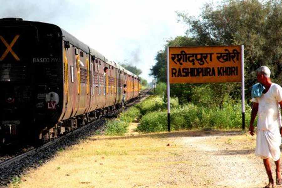 রেলস্টেশন বন্ধ হয়ে যাওয়ার কথা শুনে আপত্তি জানান রশিদপুর খোরি গ্রামের বাসিন্দারা। স্টেশনটি পুরোপুরি বন্ধ হয়ে গেলে সমস্যায় পড়তেন তাঁরাই। তাই রেল প্রশাসনের কাছে স্টেশন চালু রাখার আবেদন জানান গ্রামবাসীরা। কিন্তু তাতে কোনও লাভ হয় না।