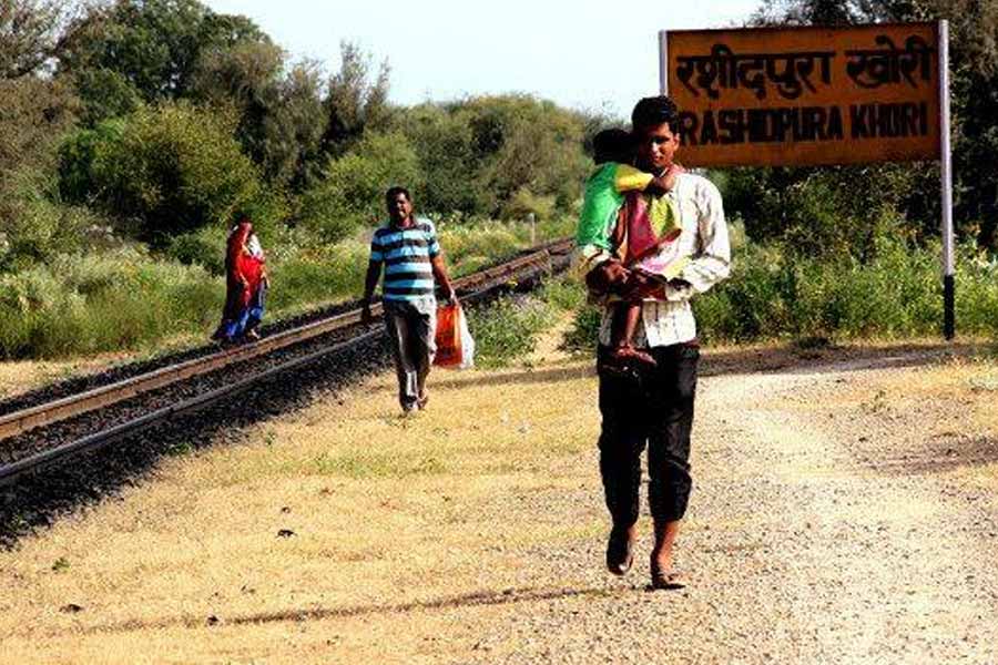 রশিদপুর খোরি গ্রামের বাসিন্দাদের দাবি, সেখানকার স্থানীয় নেতা থেকে শুরু করে সংবাদমাধ্যমেরও নজর কাড়ার চেষ্টা করেন তাঁরা। কিন্তু সাহায্য প্রার্থনা করলেও গ্রামবাসীদের পাশে এসে দাঁড়াননি কেউ।