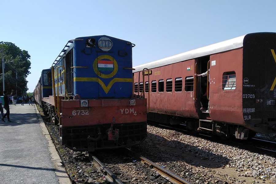 রেল প্রশাসনের তরফে জানানো হয়, রশিদপুর খোরি গ্রামের বাসিন্দারা তাদের দেওয়া শর্ত মেনে না চললে স্টেশনটি সঙ্গে সঙ্গে বন্ধ করে দেওয়া হবে। রেল প্রশাসনের সেই শর্তেই রাজি হন গ্রামবাসীরা।
