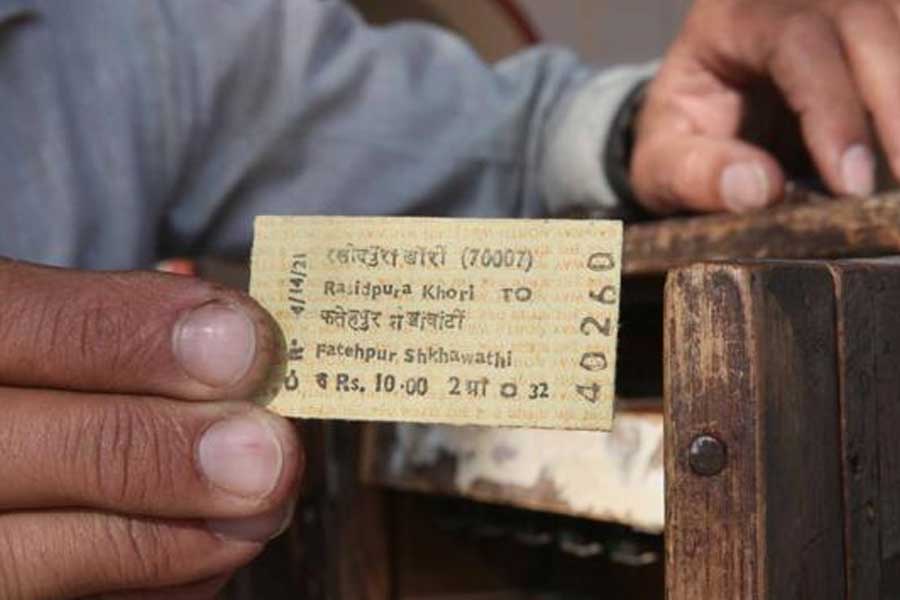 রশিদপুর খোরি গ্রামের বাসিন্দাদের শর্ত দেওয়া হয়, স্টেশনের রক্ষণাবেক্ষণের দায়িত্বে থাকতে হবে তাঁদেরই। এমনকি টিকিটও বিক্রি করতে হবে গ্রামবাসীদের।