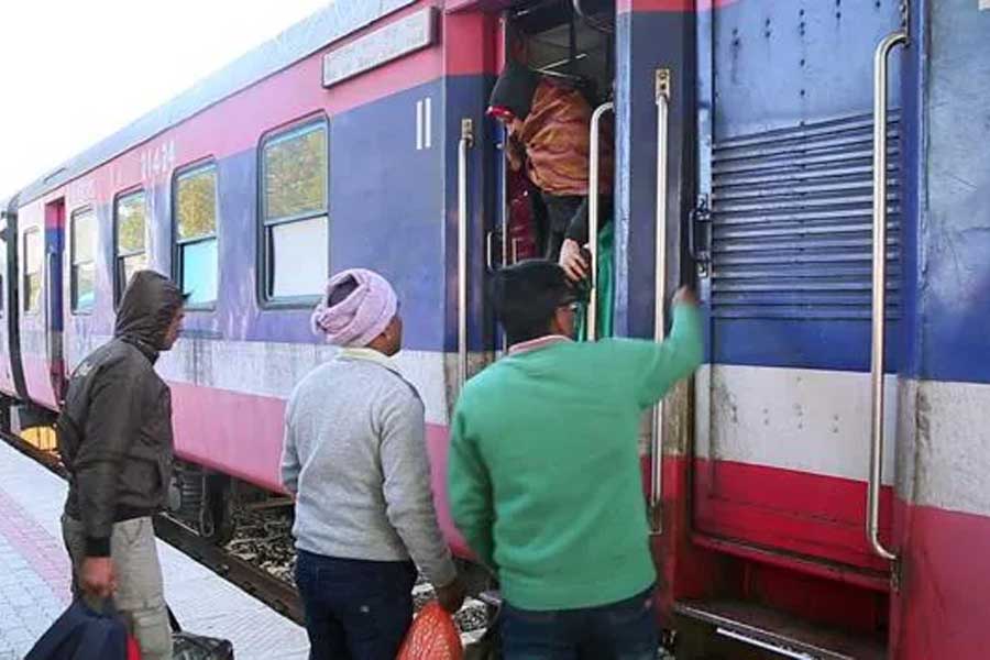 শর্ত মেনে রশিদপুর খোরি গ্রামের বাসিন্দারা নিজেরাই স্টেশনের সব রকম দায়িত্ব পালন করতে শুরু করেন। স্টেশনমাস্টার, গার্ড-সহ অন্যান্য পদে গ্রামের বাসিন্দাদেরই নিযুক্ত করা হয়।