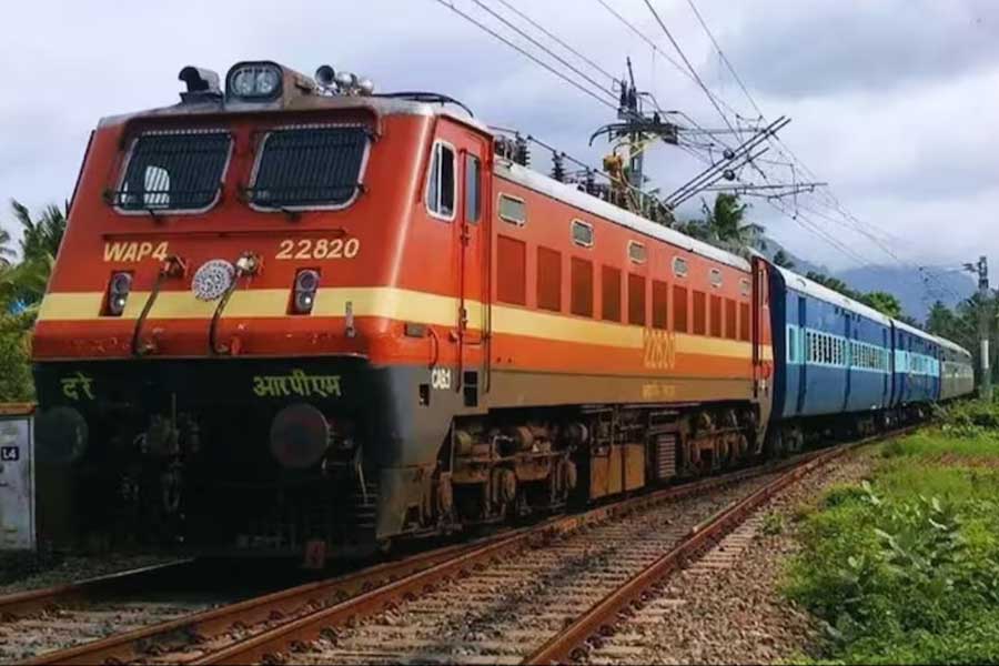 রশিদপুর খোরি গ্রামের স্টেশনের রক্ষণাবেক্ষণের সমস্ত দায়দায়িত্ব নিয়ে নেন সেখানকার বাসিন্দারা। রেল প্রশাসনের দেওয়া শর্ত অনুযায়ী তিন লক্ষ টাকা মূল্যের টিকিটও বিক্রি করেন তাঁরা।