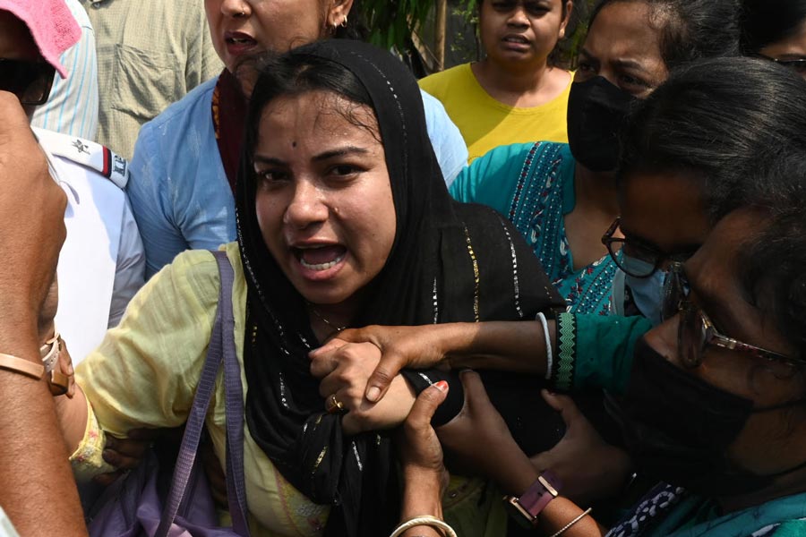 কালীঘাট অভিযানের পথে চাকরিপ্রার্থীদের আটকাচ্ছে পুলিশ। বৃহস্পতিবার, হাজরা মোড়ে।