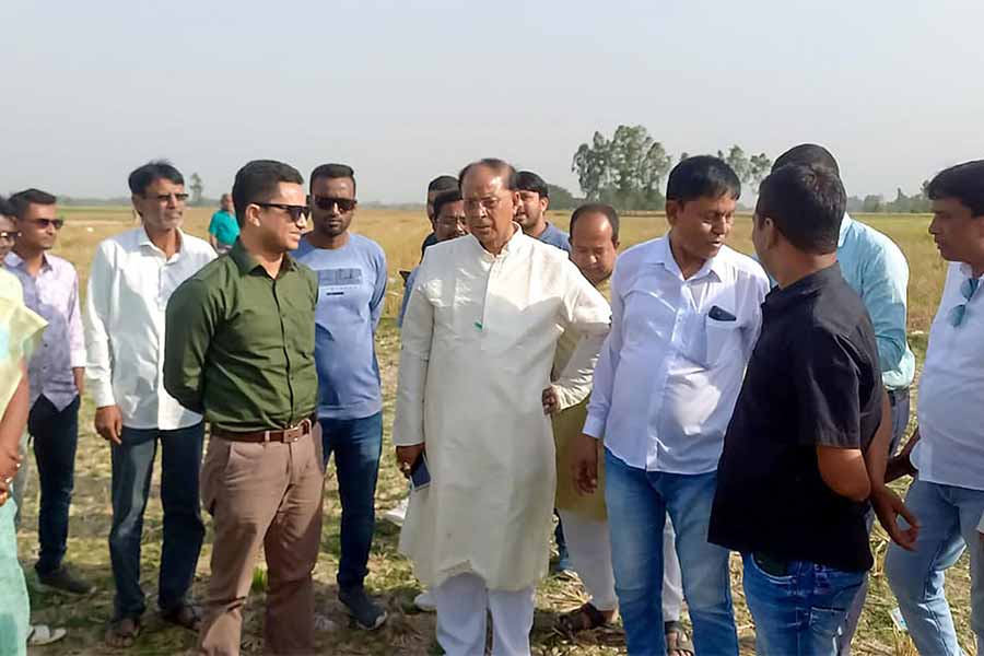 মুখ্যমন্ত্রীর সফরের আগে তপনের বাঘইটে মাঠ পরিদর্শনে তৃণমূল প্রার্থী বিপ্লব মিত্র।