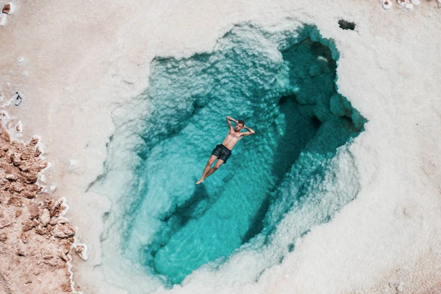 মিশরের পশ্চিমে সিওয়া মরূদ্যানের ভিতর শতাধিক ছোট ছোট গভীর জলাশয় রয়েছে, যেখানে সাঁতার না জানলেও মানুষ ভেসে থাকতে পারে। বিশেষজ্ঞদের দাবি, জলে লবণের মাত্রা বেশি হওয়ার কারণেই নাকি বেশি ওজনের জিনিসও জলাশয়ে ভেসে থাকতে পারে। 