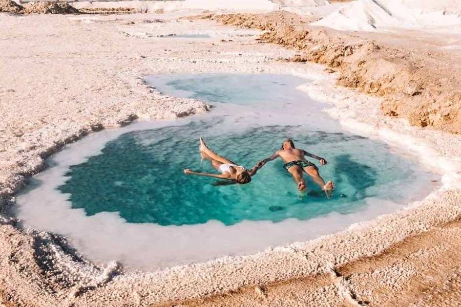 যদিও স্থানীয়দের একাংশের দাবি, সিওয়ার জলাশয়গুলির নেপথ্যে রয়েছে কোনও রহস্যময় শক্তির উৎস। সে কারণেই নাকি কেউ জলে ডুবতে পারেন না। এই জলাশয়ে ভেসে থাকলে নাকি বহু দুরারোগ্য অসুখও সেরে যায় বলে তাঁরা দাবি করেন।