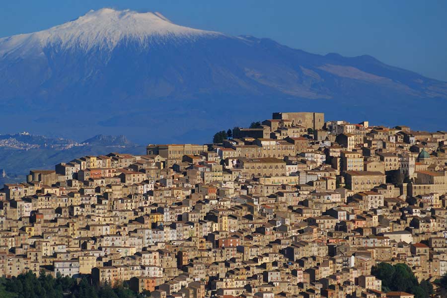 ইটালির পালের্মো থেকে ৮০ কিলোমিটার দক্ষিণ-পূর্বে অবস্থিত রয়েছে সিসিলির গাঙ্গি শহর। পাখির দৃষ্টিতে এই শহর দেখলে মনে হয় তা বোধ হয় মানুষের বাসযোগ্য নয়। বাড়িঘরগুলি এতই লাগোয়া যে দেখলেই দমবন্ধ লাগে।