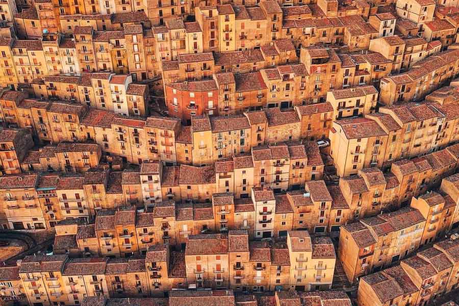 পাখির নজরে গাঙ্গি শহরে আবাসনের ঘনত্ব দেখে অস্বস্তি হলেও বাস্তবে এর সৌন্দর্য দুর্ধর্ষ। বাস্তবে নীচ থেকে উপরের দিকে ধাপে ধাপে এই শহরে তৈরি করা হয়েছে ঘরবাড়িগুলি। শহরটি আদতে খুব খোলামেলা। কিন্তু দূর থেকে দেখলে মনে হয় এক জায়গায় জটলা করে বহু আবাসন নির্মাণ করা হয়েছে। গাঙ্গি শহরের সৌন্দর্যের টানে বহু পর্যটক সেখানে ঘুরতে যান।