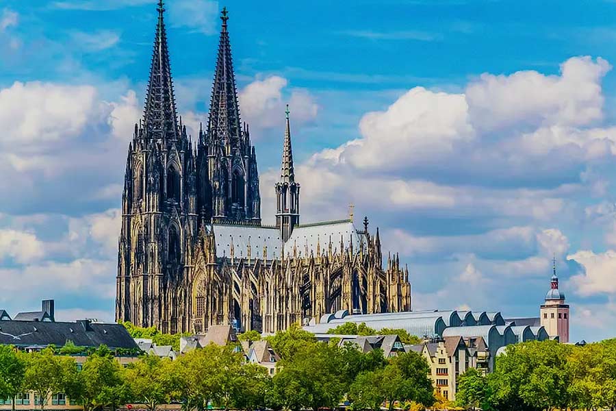 উচ্চতার নিরিখে সারা বিশ্বের তৃতীয় উঁচু গির্জাটি অবস্থিত রয়েছে জার্মানিতে। কোলোন ক্যাথিড্রাল চার্চের উচ্চতা ৫১৫ ফুট। উচ্চতার পাশাপাশি বিশ্বের পুরনো গির্জার মধ্যেও এটি অন্যতম।