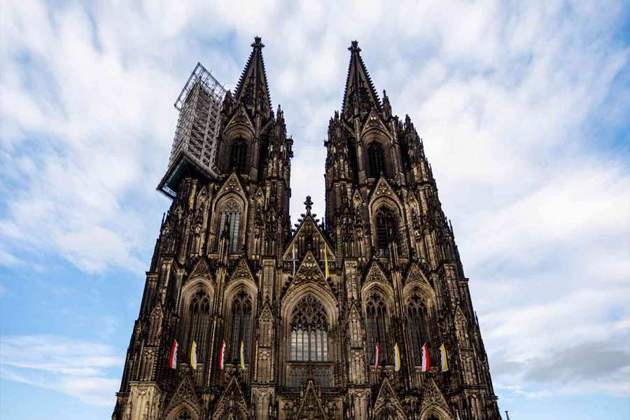 জার্মানির উচ্চতম গির্জার নির্মাণ শুরু হয় ১২৪৮ সালে। ১৫৬০ সালে নির্মাণকাজ শেষ হয়। পরবর্তী কালে ১৮৫০ সালে পুনর্নির্মাণ শুরু হয়ে তা আবার ১৮৮০ সালে শেষ হয়। ১৯৫০ সালে দ্বিতীয় বার পুনর্নির্মাণ করা হয় এই গির্জা। গির্জাটি এমন ভাবে খোদাই করা হয়েছে যে, ছবিতে দেখলে মনে হয় পুরো গির্জাটিই যেন প্রযুক্তির মাধ্যমে আঁকা। 