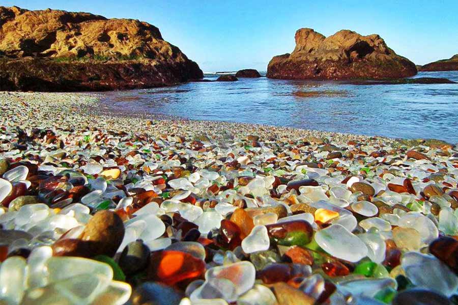 সমুদ্রসৈকতের ধারে বালি দিয়ে ঢাকা নয়, বরং খালি চোখে দেখলে মনে হয় চারদিকে ছড়িয়ে রয়েছে কাচের পাথর। শুনলে রূপকথার গল্প মনে হলেও বাস্তবে এই ধরনের সমুদ্রসৈকতের অস্তিত্ব রয়েছে।