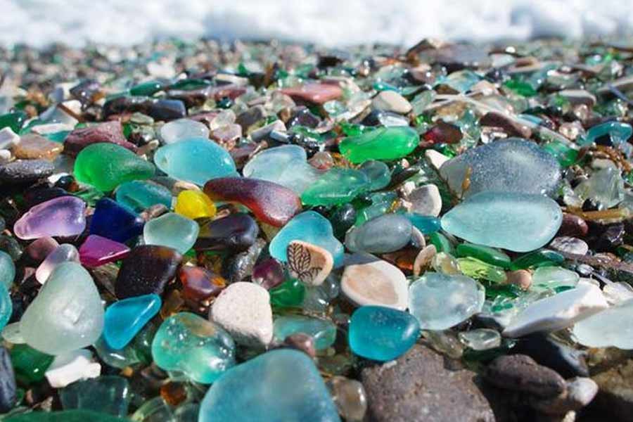 আমেরিকার ক্যালিফর্নিয়ায় রয়েছে ‘গ্লাস পেবল’ নামে একটি সমুদ্রসৈকত। বালির পরিবর্তে এই সমুদ্রসৈকতে পড়ে থাকতে দেখা যায় সারি সারি ‘সি গ্লাস’ পাথর। এই ধরনের পাথর দেখতে কাচের মতো হওয়ায় সমুদ্রসৈকতের নামকরণও তার উপর ভিত্তি করে রাখা হয়েছে। দূরদূরান্ত থেকে এর সৌন্দর্য দেখার জন্য পর্যটকের ভিড় জমা হয় এই সমুদ্রসৈকতে।
