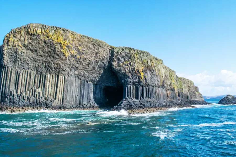 স্কটল্যান্ডের স্টাফা নামের জনবসতিশূন্য একটি দ্বীপের মধ্যে রয়েছে ফিঙ্গাল নামের একটি গুহা। স্কটল্যান্ডের স্থানীয়দের একাংশের মতে, এই গুহা নাকি রহস্যময়। এমনকি বিজ্ঞানীরাও এই গুহার আবিষ্কার সম্পর্কে নিশ্চিত নন।