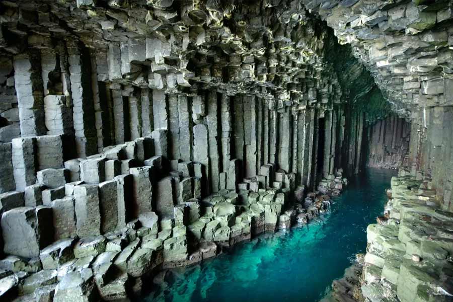 সমুদ্রের বুকে অবস্থিত ফিঙ্গাল গুহার অবস্থান এমনই যেন দেখে মনে হয় তা সমুদ্রের উপরে ভেসে রয়েছে। সমুদ্রের জলও গুহার গভীর পর্যন্ত আছড়ে পড়েছে। গুহার আকার-আয়তন এতটাই অপূর্ব, যা দেখে চোখ ধাঁধিয়ে যায়। তবে এমন জনমানবশূন্য, দুর্গম জায়গায় খাঁজকাটা গুহা তৈরি হলই বা কী ভাবে?