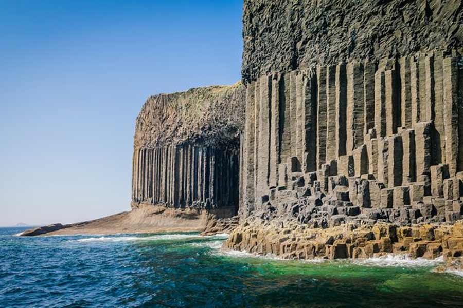 বিজ্ঞানীদের অনুমান, দীর্ঘ দিন ধরে লাভা নির্গমনের কারণে নাকি ফিঙ্গাল গুহা তৈরি হয়েছে। গুহার বাইরের দেওয়ালে যখন সমুদ্রের জল ধাক্কা খায়, তখন এক অদ্ভুত ধরনের শব্দ ভেসে আসে। এই ধরনের শব্দের উৎসস্থল কী, তা নিয়েও নিশ্চিত নন বিজ্ঞানীরা।