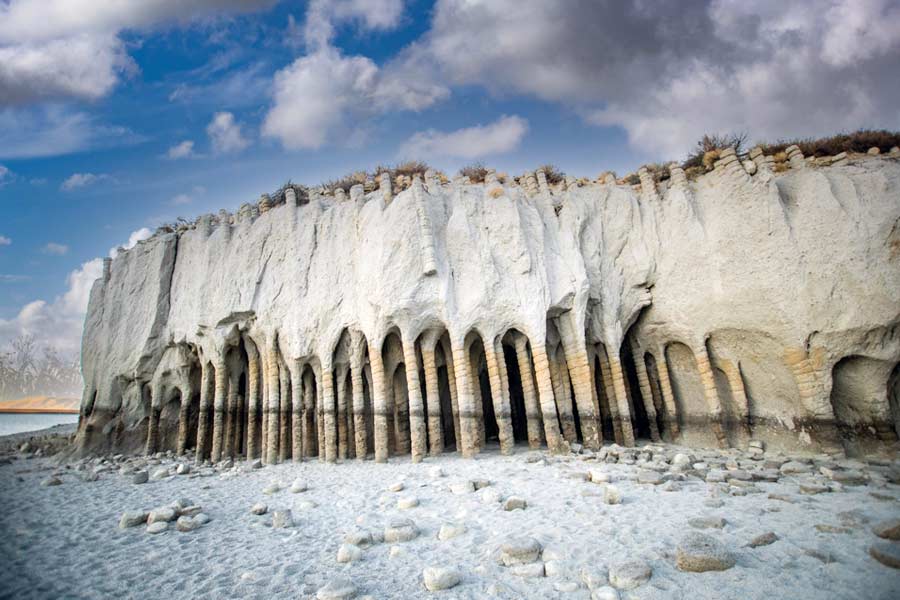 হ্রদের ধারে প্রায় পাঁচ থেকে আট কিলোমিটার জায়গা জুড়ে রয়েছে পাঁচ হাজারের বেশি পাথরের থাম। এক ফুট উচ্চতার এই থামগুলির মাথা এক বিশাল পাথরের সঙ্গে মিশে গিয়েছে। সেই পাথরের উপর জন্মেছে ঘাসের স্তূপ।