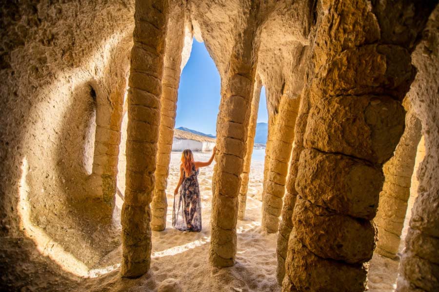 বিজ্ঞানীরা গবেষণা করে জানান, ক্রাউলি হ্রদের ধারে পাথরের থামগুলি আসলে আগ্নেয়গিরি থেকে অগ্ন্যুৎপাতের কারণে ঘটেছে। আজ থেকে প্রায় সাত লক্ষ বছর আগে সেখানে অগ্ন্যুৎপাত হয়, যা পরবর্তী কালে এই থামের আকার ধারণ করেছে। পর্যটনস্থল হিসাবেও উল্লেখযোগ্য হয়ে উঠেছে পাথরের এই থামগুলি।