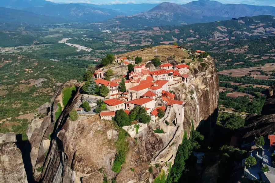 গ্রিসের উত্তর-পশ্চিমে রয়েছে মিটিওরা নামে একটি জনবসতিপূর্ণ এলাকা। পাহাড়ের উঁচু মাথায় গড়ে উঠেছে জনবসতি। কিন্তু পাথরের এই খাড়া পাহাড়ের উপর হঠাৎ লোকজন থাকা শুরু করলেন কেন?