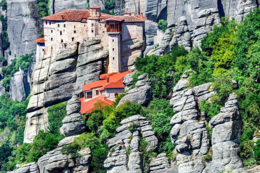 স্থানীয়দের দাবি, কয়েক শতাব্দী আগে থেকেই নাকি পাহাড়ের উপর জনবসতি গড়ে উঠেছিল। দড়ি বেয়ে ওঠানামা করতেন সেখানকার স্থানীয়েরা। পরে অবশ্য যাতায়াতের সুবিধার জন্য পাহাড় কেটে সিঁড়ি তৈরি করা হয়। অ্যাডভেঞ্চারপ্রেমী পর্যটকদের কাছে এই জায়গা আকর্ষণীয়ও বটে।