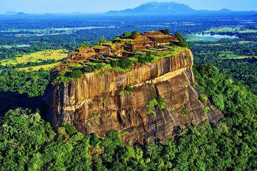 শ্রীলঙ্কায় সিগিরিয়ায় পাহাড়ের উপরে থাকা পাথরের দুর্গের ভগ্নাবশেষ শ্রীলঙ্কার পর্যটনস্থলগুলির মধ্যে অন্যতম। তবে স্থানীয়দের মতে এর সঙ্গে জড়িয়ে রয়েছে রামায়ণের ইতিহাস।