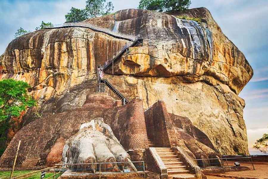 শ্রীলঙ্কার স্থানীয়দের অধিকাংশের মতে, সিগিরিয়া পাহাড়ের উপর দুর্গটি আসলে রাবণের। সীতাহরণের পর সীতাকে নাকি রাবণ এই দুর্গে বন্দি করে রেখেছিলেন। যদিও এর সত্যতা নিয়ে প্রশ্নচিহ্নও উঠেছে। অনেকের ধারণা, এই এলাকা জুড়ে ঘন জঙ্গল ছিল। ঝড়-ঝঞ্ঝার কারণে তা পাথুরে পাহাড়ে পরিণত হয়। শ্রীলঙ্কার রাজা কাশ্যপ এই স্থানেই তাঁর রাজধানী গড়ে তোলেন এবং পাহাড়ের মাথায় তৈরি করেন রাজমহল।