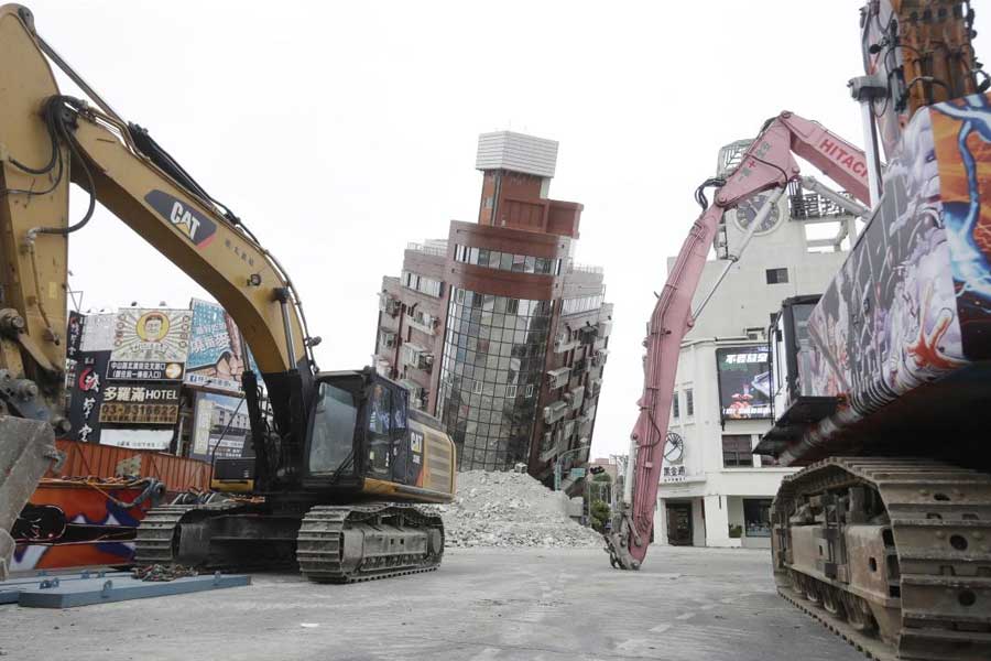 A steel sphere inside Taiwan’s tallest building saves it during Earthquake